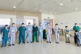 10 bệnh nhân mắc COVID-19 nặng được Bệnh viện Hồi sức COVID-19 điều trị khỏi bệnh và cho xuất viện. (Ảnh: TTXVN phát)