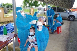 Nhân viên y tế Bạc Liêu lấy mẫu xét nghiệm đối với các công dân vừa trở về quê. (Ảnh: Chanh Đa/TTXVN)