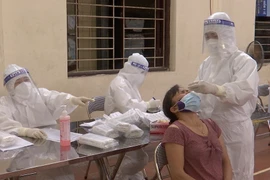 Lấy mẫu xét nghiệm SARS-CoV-2 cho người dân xã Mão Điền, huyện Thuận Thành. (Ảnh: Thanh Thương/TTXVN)