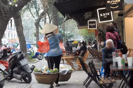 Tình trạng kinh doanh lấn chiếm vỉa hè phố Nguyễn Chí Thanh, quận Đống Đa. (Ảnh: Phan Tuấn Anh/TTXVN)