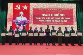 Bộ đội Biên phòng Quảng Bình trao thưởng thành tích chuyên án bắt 304.000 viên ma túy tổng hợp qua biên giới. (Ảnh: Đức Thọ/TTXVN)