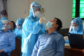 Trong sáng 15/7, lực lượng chức năng đã tiến hành xét nghiệm cho hơn 3.000 công nhân công ty TNHH Murata Manufacturing Việt Nam Đà Nẵng. (Ảnh: Quốc Dũng/TTXVN)