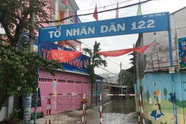 Một hẻm thuộc ấp Tam Đông 3 (xã Thới Tam Thôn, huyện Hóc Môn) bị phong tỏa do liên quan đến các ca nghi nhiễm COVIV-19. (Ảnh: Tiến Lực/TTXVN) 