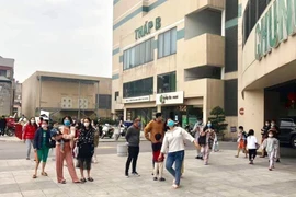 Người dân đã kịp di chuyển xuống tầng 1 khu chung cư và thoát ra ngoài. (Ảnh: TTXVN/phát)