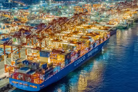 Container hàng hóa tại cảng Thanh Đảo, tỉnh Sơn Đông, Trung Quốc. (Ảnh: AFP/TTXVN)
