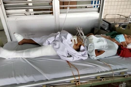 Anh Hưng đang được cấp cứu tại bệnh viện. (Ảnh: TTXVN phát)