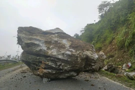 Sự cố đá rơi làm hỏng mặt đường và gây ách tắc giao thông trên Quốc lộ 279. (Ảnh: TTXVN phát)