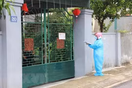 Nhân viên y tế thị trấn Thạch Hà, tỉnh Hà Tĩnh đang khẩn trương truy vết các F1, F2 trên địa bàn có phát sinh ca bệnh. (Ảnh: Hoàng Ngà/TTXVN) 
