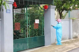 Nhân viên y tế thị trấn Thạch Hà, tỉnh Hà Tĩnh đang khẩn trương truy vết các F1, F2 trên địa bàn có phát sinh ca bệnh. (Ảnh: Hoàng Ngà/TTXVN) 