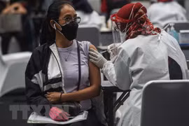 Nhân viên y tế tiêm chủng vắcxin ngừa COVID-19 cho người dân tại Jakarta, Indonesia. (Ảnh: THX/TTXVN) 
