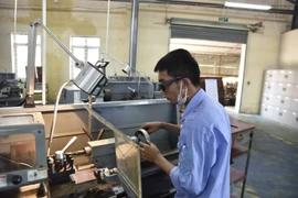 Học sinh tham gia thực hành tại trường Cao đẳng Công nghệ Hà Tĩnh. (Ảnh: TTXVN phát)