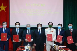 Đồng chí Nguyễn Xuân Thắng, Ủy viên Bộ Chính trị, Chủ tịch Hội đồng Lý luận Trung ương, Giám đốc Học viện Chính trị quốc gia Hồ Chí Minh trao quyết định cho các đồng chí Thường trực Hội đồng Lý luận Trung ương. (Ảnh: Phương Hoa/TTXVN)