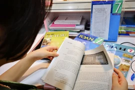 Hà Nội đang thực hiện giãn cách để phòng, chống dịch, nhưng phần lớn học sinh đã nhận được sách giáo khoa nhờ nhiều hình thức vận chuyển khác nhau. (Ảnh: Thanh Tùng/TTXVN)