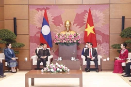 Chủ tịch Quốc hội Vương Đình Huệ và Phu nhân tiếp Chủ tịch Quốc hội Lào Xaysomphone Phomvihane và Phu nhân. (Ảnh: Doãn Tấn/TTXVN) 