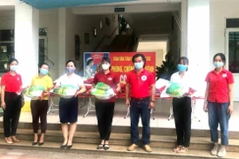 Trao quà hỗ trợ giáo viên huyện Gia Lâm bị ảnh hưởng bởi dịch COVID-19 trong ngày 11/8. (Ảnh: TTXVN phát)