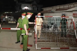 Lực lượng chức năng lập chốt kiểm soát tại Ngã 3 thôn Báo Văn 1, xã Đồng Văn, huyện Yên Lạc. (Ảnh: Hoàng Hùng/TTXVN) 