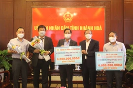 Đại diện Công ty TNHH KN Cam Ranh và cá nhân ông Lê Huy Hoàng, Phó Tổng Giám đốc Công ty TNHH KN Cam Ranh ủng hộ 8 tỷ đồng phòng, chống dịch COVID-19 thông qua Trung tâm cứu trợ dịch COVID-19 tỉnh Khánh Hòa. (Ảnh: Phan Sáu/TTXVN)