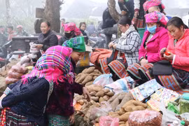 [Photo] Đặc sắc chợ phiên của đồng bào dân tộc Mông nơi biên cương