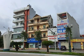 Nhiều cửa hàng không thiết yếu ở thành phố Bắc Giang đã tự giác treo biển đóng cửa, hoặc bán mang về, không giao dịch trực tiếp. (Ảnh: Danh Lam/TTXVN) 