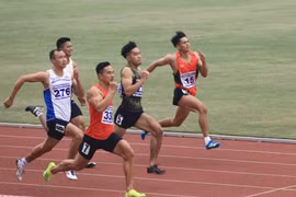 Các vận động viên thi đấu nội dung chạy 100m nam. (Ảnh: Hoàng Hiếu/TTXVN)