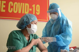 Các nhân viên y tế được tiêm vaccine COVID-19. (Ảnh: Văn Dũng/TTXVN)