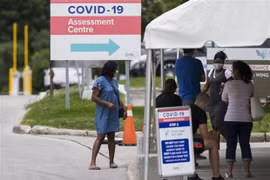 Người dân chờ xét nghiệm COVID-19 tại Toronto, Canada. (Ảnh: THX/TTXVN)