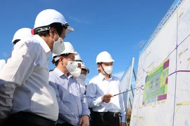 Đoàn công tác của Chính phủ khảo sát tại hiện trường xây dựng sân bay Long Thành. (Ảnh: Công Phong/TTXVN)