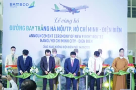 Các đại biểu cắt băng khai trương đường bay thẳng Hà Nội/Thành phố Hồ Chí Minh-Điện Biên. (Ảnh: Xuân Tư/TTXVN)