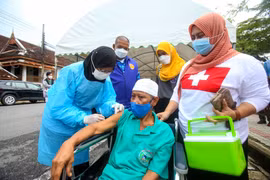 Nhân viên y tế tiêm vaccine ngừa COVID-19 cho người dân tại Pattani, Thái Lan. (Ảnh: AFP/TTXVN)