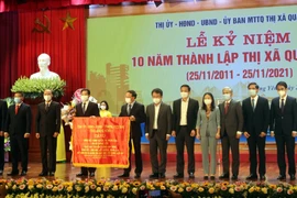 Lãnh đạo tỉnh Quảng Ninh trao tặng bức trướng cho đảng bộ, nhân dân thị xã Quảng Yên. (Ảnh: Đức Hiếu/TTXVN)