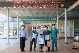 Các bệnh nhân được công bố khỏi bệnh tại Bệnh viện đa khoa Trung ương Quảng Nam. (Ảnh: PV/Vietnam+) 