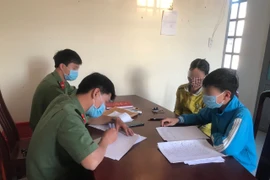 Công an tỉnh Lâm Đồng làm việc với học sinh làm giả văn bản của UBND tỉnh. (Ảnh: TTXVN phát)