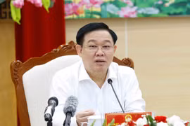 Chủ tịch Quốc hội Vương Đình Huệ làm việc với Ban Thường vụ và Ủy ban bầu cử tỉnh Quảng Ninh. (Ảnh: Doãn Tấn/TTXVN) 