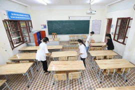 Học sinh Trường Trung học Phổ thông Dân tộc nội trú tỉnh Lạng Sơn kê lại bàn ghế trong các lớp chuẩn bị đón năm học mới. (Ảnh: Anh Tuấn/TTXVN) 