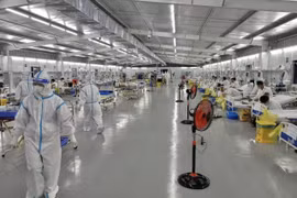 Khu điều trị bệnh nhân COVID-19 nặng của Trung tâm hồi sức tích cực COVID-19 bệnh viện Việt Đức tại Bệnh viện Dã chiến 13 (huyện Bình Chánh, TP.HCM). (Ảnh: TTXVN phát) 