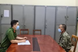 Đối tượng Đào Xuân Phúc tại cơ quan công an. (Ảnh: TTXVN phát)