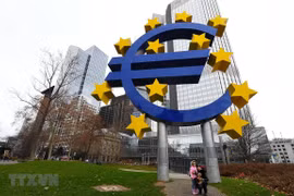 Biểu tượng đồng euro. (Ảnh: THX/TTXVN)