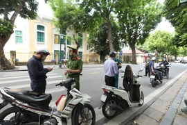 Các hành vi bị xử phạt chủ yếu gồm không đeo khẩu trang nơi công cộng; cơ sở không chấp hành việc tạm dừng hoạt động kinh doanh; không thực hiện biện pháp cách ly; tập trung đông người nơi công cộng; ra khỏi nhà khi không cần thiết. (Ảnh: Minh Quyết/TTXVN