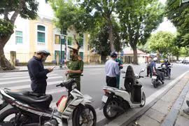 Các hành vi bị xử phạt chủ yếu gồm không đeo khẩu trang nơi công cộng; cơ sở không chấp hành việc tạm dừng hoạt động kinh doanh; không thực hiện biện pháp cách ly; tập trung đông người nơi công cộng; ra khỏi nhà khi không cần thiết. (Ảnh: Minh Quyết/TTXVN