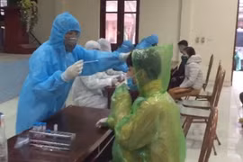 Cán bộ Trung tâm Kiểm soát bệnh tật tỉnh Hưng Yên lấy mẫu xét nghiệm COVID-19 cho người dân. (Ảnh: Đinh Tuấn/TTXVN)