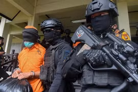 Cảnh sát áp giải các nghi can khủng bố tại Makassar, Indonesia, ngày 4/2/2021. (Ảnh: AFP/TTXVN) 