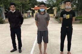 3 đối tượng bị tạm giữ tại Đồn Biên phòng Bình Thạnh. (Nguồn: TTXVN)