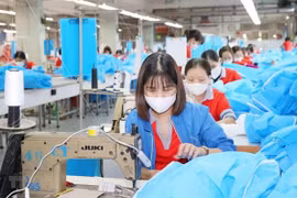 Một dây chuyền sản xuất may mặc. (Ảnh: Phương Hoa/TTXVN)