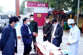 Lãnh đạo tỉnh kiểm tra công tác phòng chống dịch. (Ảnh: TTXVN phát)