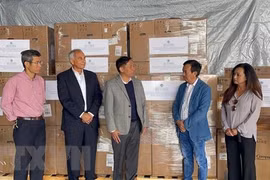 Ông David Dương, kiều bào Mỹ, Chủ tịch Công ty California Waste Solutions (CWS) trao tặng 250 máy trợ thở oxy cho Việt Nam. (Ảnh: TTXVN/phát)