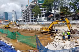 Thi công san lấp, tái lập hoàn trả mặt bằng nhà ga trung tâm Bến Thành. (Ảnh: TTXVN phát)