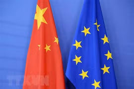 Quốc kỳ Trung Quốc (trái) và cờ Liên minh châu Âu (EU) tại Hội nghị thượng đỉnh EU-Trung Quốc tại Brussels, Bỉ ngày 29/6/2015. (Ảnh: AFP/TTXVN) 