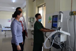 Phó Chủ tịch Ủy ban Nhân dân tỉnh Sóc Trăng Huỳnh Thị Diễm Ngọc kiểm tra trang thiết bị bệnh viện trước khi chính thức đi vào hoạt động. (Ảnh: Chanh Đa/TTXVN)