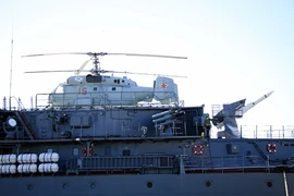 Cận cảnh máy bay trực thăng đỗ trên Tàu khu trục Bespokoiny. (Ảnh: Hồng Quân/TTXVN) 