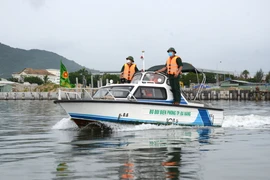 Bộ đội Biên phòng thành phố Đà Nẵng tuần tra, kiểm soát tại Âu thuyền Thọ Quang. (Ảnh: Quốc Dũng/TTXVN) 